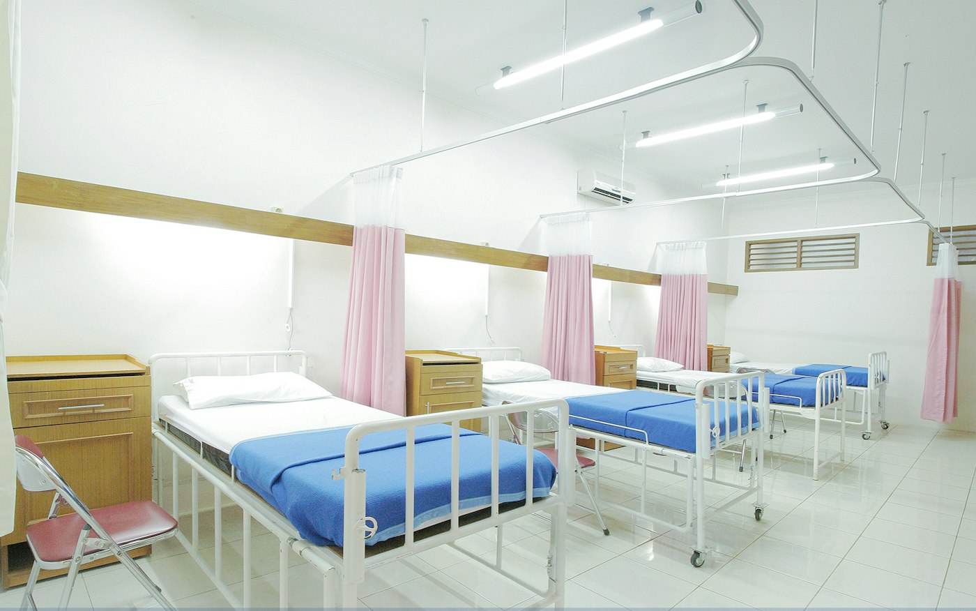 A calm day-care recovery bay with beds